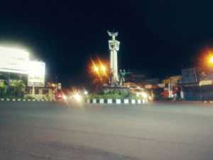 Tugu Kartasura, titik pertemuan jalur Semarang - Solo - Yogyakarta (gregoriusganesha.tumblr.com)