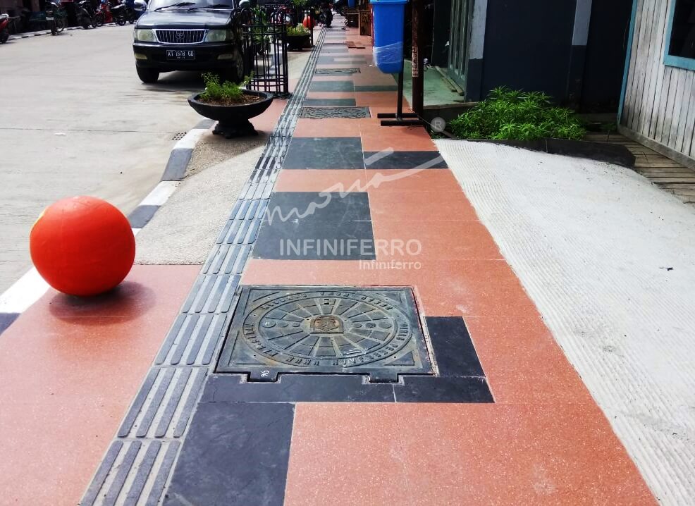 manhole cover di jalur pedestrian kabupaten berau