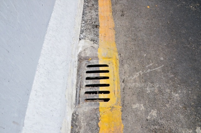 deck drain cast iron terpasang di jalan