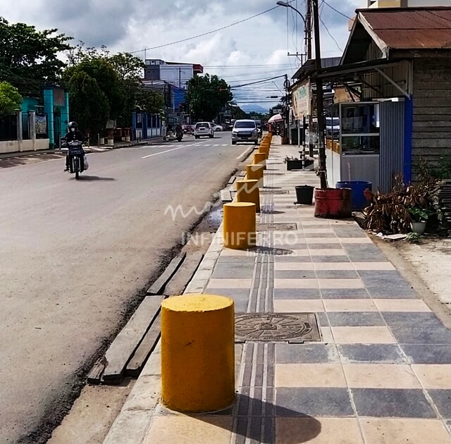 Manhole cover cast iron di trotoar Jalan Pulau Panjang, Berau