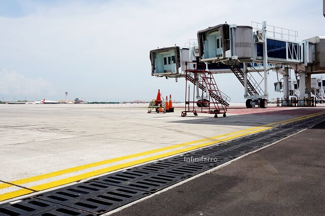 Penggunaan grill besi cor di area airside Bandara Juanda