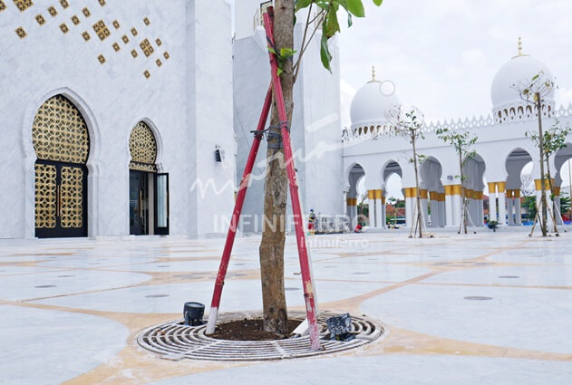 Grill pohon di area Masjid Raya Sheikh Zayed Solo