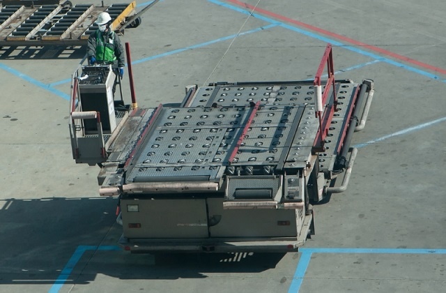 Deck Loader - kendaraan di airside bandara