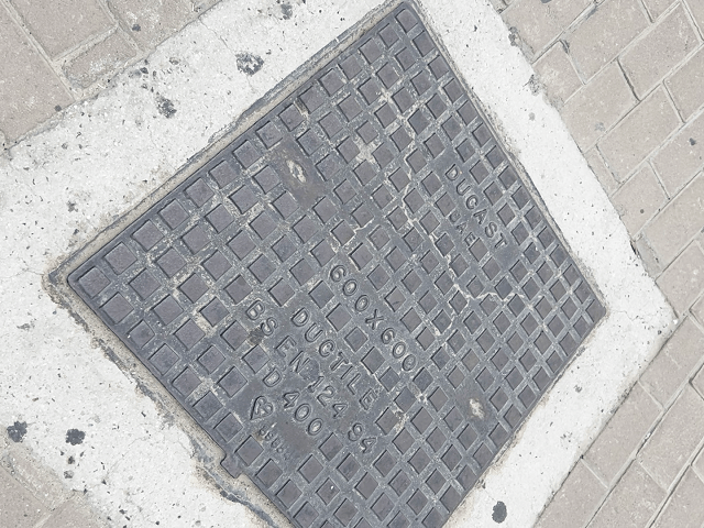 Manhole Cover di Jalur Pedestrian Dubai